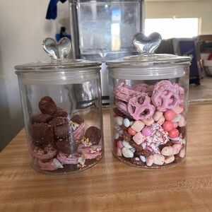 Set of 2 glass jars with heart knob on lid